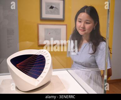 Zum ersten Mal vereint Barbara Hepworths radikal gemalte Skulpturen aus den 1940er Jahren. Zum ersten Mal seit der Übernahme für die Nation im vergangenen Jahr nach einem großen Spendenaufruf von 3,8 Millionen Pfund zu sehen . Sculpture with Colour (Oval Form ) , Pale Blue and Red (1943) eine bahnbrechende Skulptur in Hepworths Karriere und als Meisterwerk der britischen abstrakten Moderne anerkannt . Stockfoto