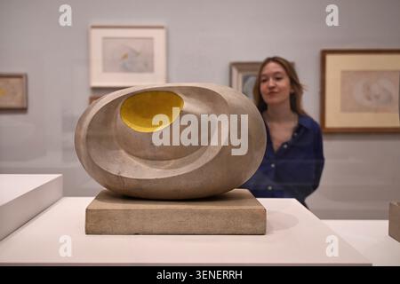 Zum ersten Mal vereint Barbara Hepworths radikal gemalte Skulpturen aus den 1940er Jahren. Zum ersten Mal seit der Übernahme für die Nation im vergangenen Jahr nach einem großen Spendenaufruf von 3,8 Millionen Pfund zu sehen . Sculpture with Colour (Oval Form ) , Pale Blue and Red (1943) eine bahnbrechende Skulptur in Hepworths Karriere und als Meisterwerk der britischen abstrakten Moderne anerkannt . Stockfoto