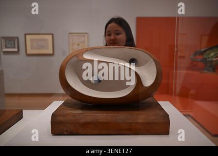 Zum ersten Mal vereint Barbara Hepworths radikal gemalte Skulpturen aus den 1940er Jahren. Zum ersten Mal seit der Übernahme für die Nation im vergangenen Jahr nach einem großen Spendenaufruf von 3,8 Millionen Pfund zu sehen . Sculpture with Colour (Oval Form ) , Pale Blue and Red (1943) eine bahnbrechende Skulptur in Hepworths Karriere und als Meisterwerk der britischen abstrakten Moderne anerkannt . Stockfoto
