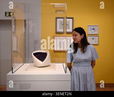 Zum ersten Mal vereint Barbara Hepworths radikal gemalte Skulpturen aus den 1940er Jahren. Zum ersten Mal seit der Übernahme für die Nation im vergangenen Jahr nach einem großen Spendenaufruf von 3,8 Millionen Pfund zu sehen . Sculpture with Colour (Oval Form ) , Pale Blue and Red (1943) eine bahnbrechende Skulptur in Hepworths Karriere und als Meisterwerk der britischen abstrakten Moderne anerkannt . Stockfoto