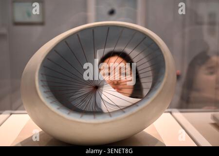 Zum ersten Mal vereint Barbara Hepworths radikal gemalte Skulpturen aus den 1940er Jahren. Zum ersten Mal seit der Übernahme für die Nation im vergangenen Jahr nach einem großen Spendenaufruf von 3,8 Millionen Pfund zu sehen . Sculpture with Colour (Oval Form ) , Pale Blue and Red (1943) eine bahnbrechende Skulptur in Hepworths Karriere und als Meisterwerk der britischen abstrakten Moderne anerkannt . Stockfoto
