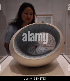 Zum ersten Mal vereint Barbara Hepworths radikal gemalte Skulpturen aus den 1940er Jahren. Zum ersten Mal seit der Übernahme für die Nation im vergangenen Jahr nach einem großen Spendenaufruf von 3,8 Millionen Pfund zu sehen . Sculpture with Colour (Oval Form ) , Pale Blue and Red (1943) eine bahnbrechende Skulptur in Hepworths Karriere und als Meisterwerk der britischen abstrakten Moderne anerkannt . Stockfoto