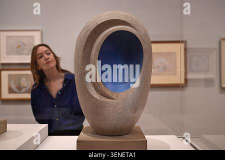 Zum ersten Mal vereint Barbara Hepworths radikal gemalte Skulpturen aus den 1940er Jahren. Zum ersten Mal seit der Übernahme für die Nation im vergangenen Jahr nach einem großen Spendenaufruf von 3,8 Millionen Pfund zu sehen . Sculpture with Colour (Oval Form ) , Pale Blue and Red (1943) eine bahnbrechende Skulptur in Hepworths Karriere und als Meisterwerk der britischen abstrakten Moderne anerkannt . Stockfoto