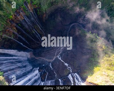 Blick aus der Vogelperspektive auf die Tumpak Sewu Wasserfälle, auch bekannt als Coban Sewu. Die wunderschönen Tumpak Sewu Wasserfälle sind eine Touristenattraktion in Ost-Java, Indonesien.A Stockfoto