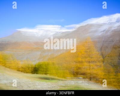 Wälder und Berge sind im Herbst von ihrer besten Seite. Die Farben vermischen sich so schön. Stockfoto