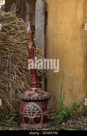 Authentisches libanesisches Mehbaj, das zum Mahlen von Kaffeebohnen verwendet wird, zeigt traditionelles Handwerk und kulturelles Erbe. Stockfoto