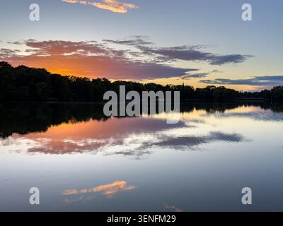 Sonnenuntergang über dem Schwanensee in zwickau Stockfoto
