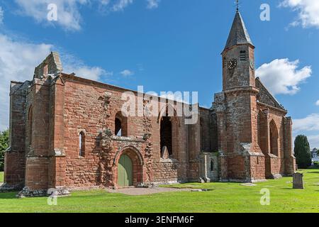 Fortrose Cathedral Scotland 13C Red Sandstone Gebäude und Blick auf den Uhrturm von Süden Stockfoto