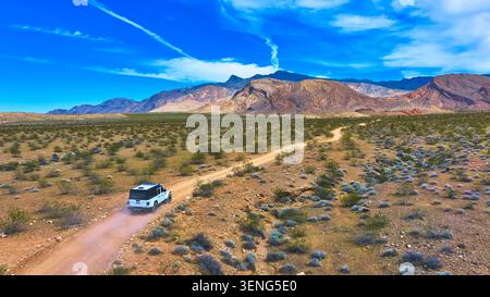 Aerial Jeep auf der Backcountry Road in der Wüste Nevada mit Mountain Landscape Stockfoto