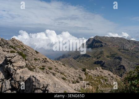 Dramatische Berggipfel und Wolken in Serra de Tramuntana, Mallorca, Spanien Stockfoto
