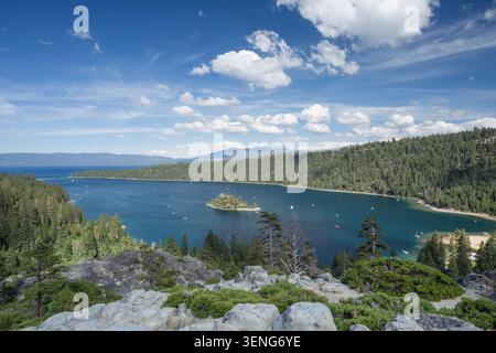 Ein atemberaubendes horizontales Landschaftsfoto mit Weitwinkel, das den legendären Panoramablick auf die Emerald Bay und den Lake Tahoe von einem erhöhten Ausblick aus einfängt Stockfoto
