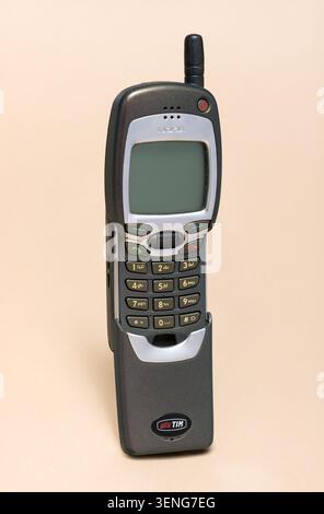 Pavia, Lombardei, Italien - 2. November 2024: Nokia 7110 1999 mit TIM-Branding auf beigefarbenem Hintergrund. Schiebeabdeckung offen, externe Antenne, NaviRoller, Mo Stockfoto