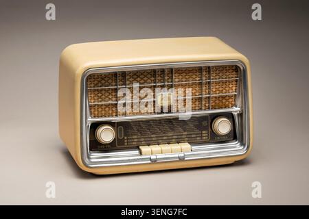 Pavia, Lombardei, Italien - 30. März 2026: Geloso Vintage Tube Radio 1957 Mailand auf beigem Hintergrund. Elfenbeinfarbenes Bakelit, Stoffgitter, Chromverkleidung, AM-Zifferblatt Stockfoto