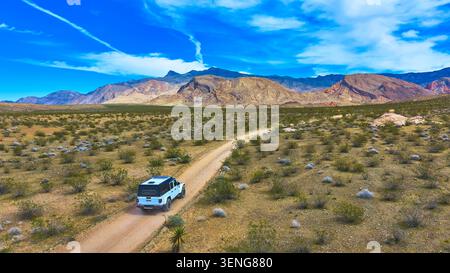 Luftjeep auf der Desert Road mit Blick auf die Berge im Hinterland von Nevada Stockfoto