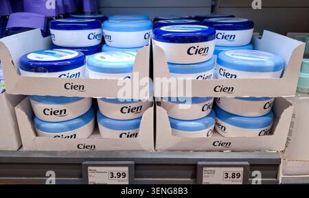 DENIA, SPANIEN - 31. Januar 2026.Produkte der Marke Cien werden in gestapelten Pappschachteln in einem Verkaufsregal in einem spanischen Supermarkt angeordnet. Preisschilder Stockfoto
