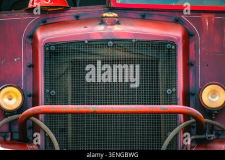 Verwitterter Frontgrill und Scheinwerfer im Vintage-Stil Stockfoto