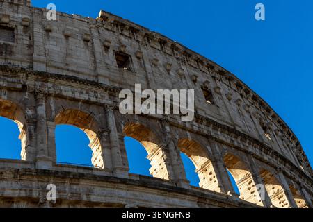 Berühmtes Kolosseum in Rom. Kolosseum oder Kolosseum. Teil der Mauer eines antiken Steinbaus mit Bögen. Italien, Europa. Berühmter Touristenort in Stockfoto