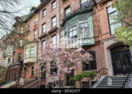 Reihe alter Stadthäuser im Brownstone-Stil oder Apartmentgebäude mit Erkerfenstern Stockfoto
