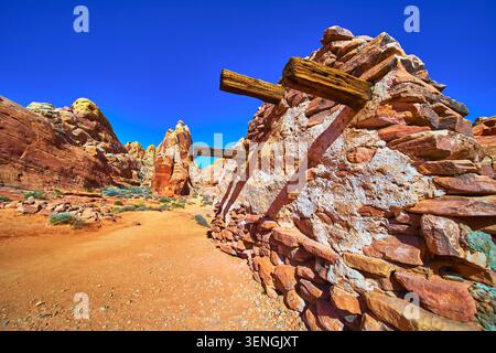 Alte Steinmauer und Sandsteinformationen in der Wüstenlandschaft unter dem hellen blauen Himmel Stockfoto