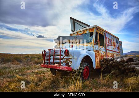 Vintage Rusty Truck und Haufen Logs entlang der Route 66 in der Wüste Arizona Stockfoto