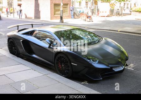 Das elegante, mattschwarze Lamborghini Aventador steht im Zentrum von London und symbolisiert Wohlstand, Macht und modernes Automobildesign. Stockfoto
