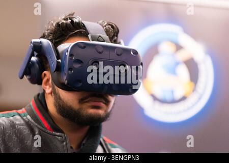 Mann mit dem HTC Vive VR Virtual Reality Headset Stockfoto