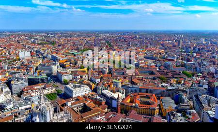 Blick auf die Skyline von Mailand mit Duomo-Türmen, dichten Dächern und urbaner Ausdehnung zum Horizont, Mailand, Lombardei, Italien Stockfoto