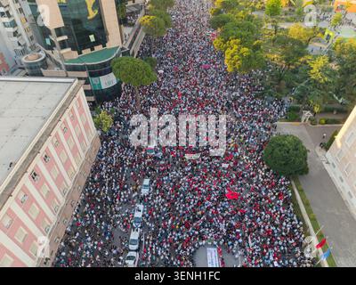 TIRANA, ALBANIEN - 10. JUNI 2026: Ein breites Panorama-Drohnenbild zeigt eine dichte Protestmenge zwischen Regierungsgebäuden in Tirana am 10. Tag Stockfoto