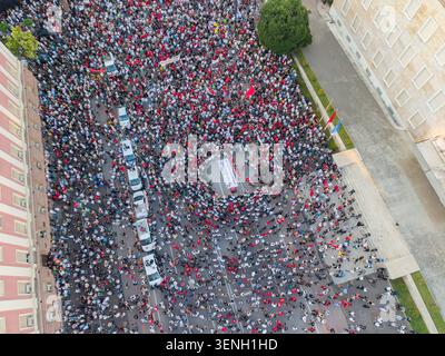 TIRANA, ALBANIEN - 10. JUNI 2026: Ein breites Panorama-Drohnenbild zeigt eine dichte Protestmenge zwischen Regierungsgebäuden in Tirana am 10. Tag Stockfoto