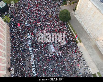 TIRANA, ALBANIEN - 10. JUNI 2026: Ein breites Panorama-Drohnenbild zeigt eine dichte Protestmenge zwischen Regierungsgebäuden in Tirana am 10. Tag Stockfoto