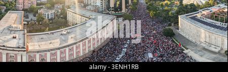 TIRANA, ALBANIEN - 10. JUNI 2026: Ein breites Panorama-Drohnenbild zeigt eine dichte Protestmenge zwischen Regierungsgebäuden in Tirana am 10. Tag Stockfoto