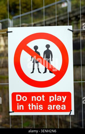 Spielen Sie nicht in diesem Bereich, Warnschild für Kinder auf einer Baustelle, Großbritannien Stockfoto