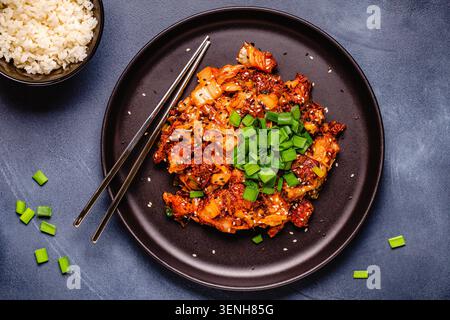 Gebratene Kimchi mit Schweinezwiebeln und Gewürzen. Traditionelle koreanische Küche. Draufsicht. Stockfoto