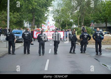 Berlin, Deutschland, 11. Juni 2026. Deutsche Polizeibeamte bilden eine taktische Linie, um einen protestmarsch gegen die SuperReturn International 2026 Konferenz in Berlin zu überwachen. Vom 8. Bis 12. Juni 2026 zog die weltweit führende Private Equity- und Venture Capital-Veranstaltung über 6.000 Entscheidungsträger aus der Finanzbranche ins InterContinental Berlin. Im Hintergrund tragen Aktivisten Banner gegen Finanzmonopole und Unternehmenskapitalismus. Die Szene zeigt die Präsenz der Strafverfolgungsbehörden in Hochsicherheitsbereichen rund um das große globale Investitionsforum in Deutschland. Quelle: Felix Wolf/Alamy Live News Stockfoto