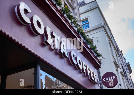 London, Vereinigtes Königreich - 28. Januar 2026: Außenschilder einer beliebten Kaffeekette an einer belebten Straße in London Stockfoto