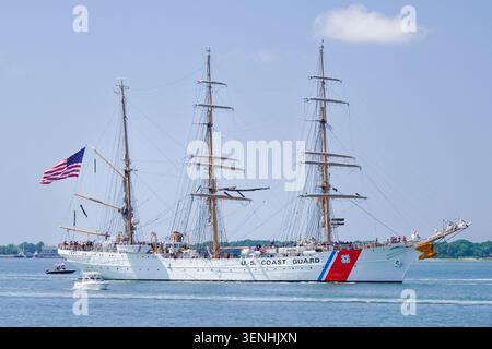 Charleston, Usa. Juni 2026. Der Cutter Eagle der U.S. Coast Guard fährt für einen dreitägigen Portcall in Charleston Harbor im Rahmen des Cadet Summer Training am 11. Juni 2026 in Charleston, South Carolina. Die Eagle ist eine 295 Meter lange Barke mit drei Masten, die als Trainingsschiff für die US-Küstenwache dient. Quelle: Richard Ellis/Richard Ellis/Alamy Live News Stockfoto