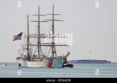 Charleston, Usa. Juni 2026. Die U.S. Coast Guard Cutter Eagle fährt an Fort Sumter vorbei, als das Schiff im Hafen von Charleston für einen dreitägigen Hafenanlauf im Rahmen des Cadet Summer Training am 11. Juni 2026 in Charleston, South Carolina, einfährt. Die Eagle ist eine 295 Meter lange Barke mit drei Masten, die als Trainingsschiff für die US-Küstenwache dient. Quelle: Richard Ellis/Richard Ellis/Alamy Live News Stockfoto