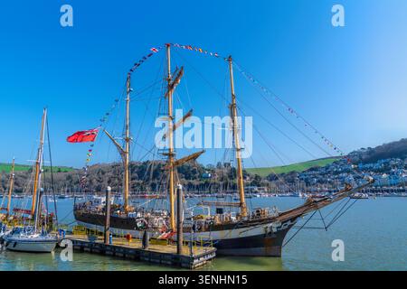 Dartmouth Devon England UK Tallship, die am Spring an der Flussuferpromenade des River Dart vertäut ist Stockfoto