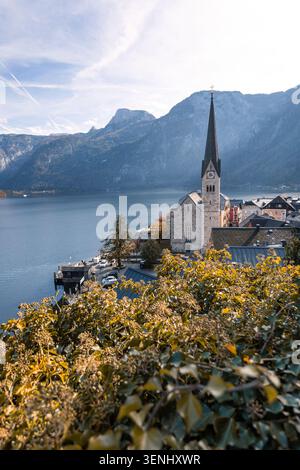 Klassischer Blick auf das Hallstätter Dorf mit historischer Kirche und See Stockfoto