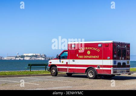 Der Krankenwagen der Feuerwehr San Francisco parkte im Marina District mit der Insel Alcatraz im Hintergrund Stockfoto