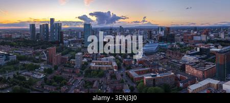 Ein weitläufiger Panoramablick über Manchester in der Dämmerung und die beleuchteten modernen Wolkenkratzer. Stockfoto