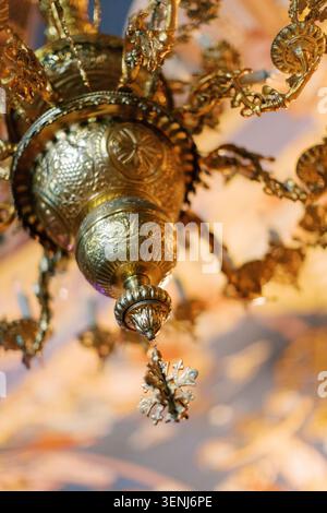 Nahaufnahme des kunstvollen Innenraums des goldenen Kronleuchters Stockfoto