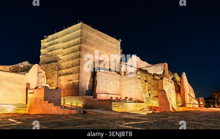 Nächtlicher Blick auf den Salwa-Palast im historischen Viertel Turaif in Diriyah Saudi-Arabien, der mit Beleuchtung restauriert wird Stockfoto