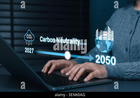 Konzept des Fahrplans für die CO2-Neutralität. Zielpfeil von der CO2-Reduktion zur nachhaltigen Öko-Stadt auf dem Globus bis zum Jahr 2050 mit Klimazielen, Netto Null Stockfoto