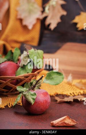 Gemütliche Herbstkomposition mit Korb Stockfoto