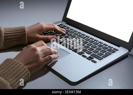 Frauen können auf der Laptop-Tastatur mit hellem Bildschirm, Online-Kommunikation und digitalem Arbeiten tippen Stockfoto