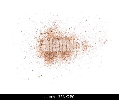 Feiner Sand und kleine Kiespartikel auf einem sauberen weißen Hintergrund, natürlicher Textur und abstraktem Muster Stockfoto