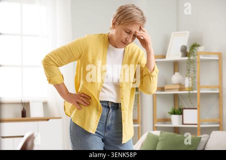 Reife Frau, die zu Hause Menopause erlebt Stockfoto
