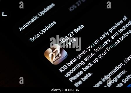 Nahaufnahme eines iPhone-Bildschirms mit Informationen zu iOS 27 Beta-Updates im Einstellungsmenü, einschließlich automatischer Updates und Beta-Optionen für Entwickler Stockfoto