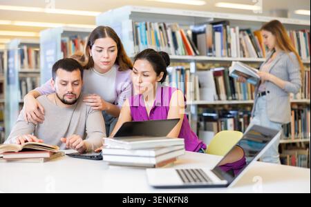 Gruppe von Studenten lernen zusammen in der Bibliothek Stockfoto